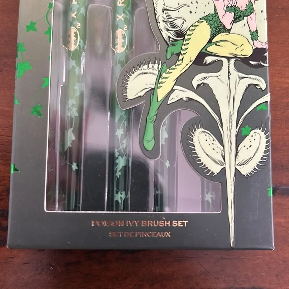 DC X Revolution Poison Ivy Make Up Brush Set 4 Piece NWT Ipsy drawstring bag